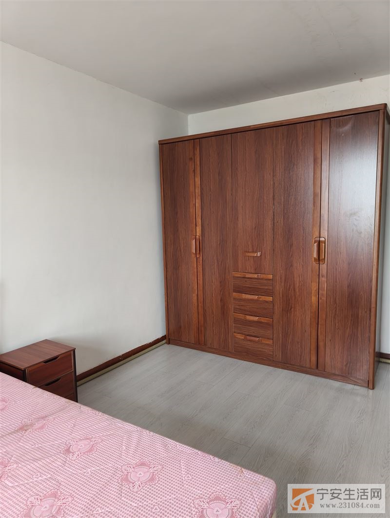 出租一中附近林业局家属楼6楼家电家具齐全拎包入住看房电话13029955456。